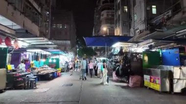 Hong Kong - 30 Ağustos 2024: Iconic Apliu Street Market, HK, Sham Shui Po