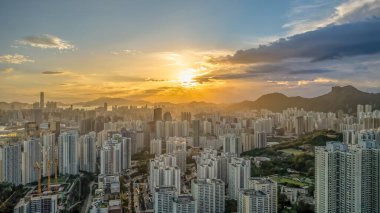 Kowloon modern gökdelenlerin karışımıyla karakterize edilir.