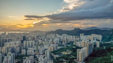 Kowloon modern gökdelenlerin karışımıyla karakterize edilir.