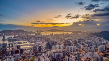 Gün batımında Kowloon Şehir Manzarası Panoraması