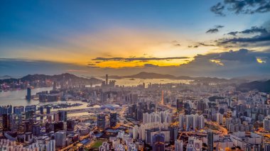 Gün batımında Kowloon Şehir Manzarası Panoraması