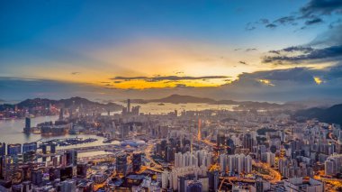 Gün batımında Kowloon Şehir Manzarası Panoraması