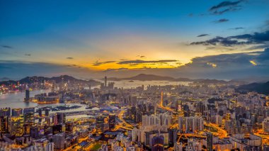 Gün batımında Kowloon Şehir Manzarası Panoraması