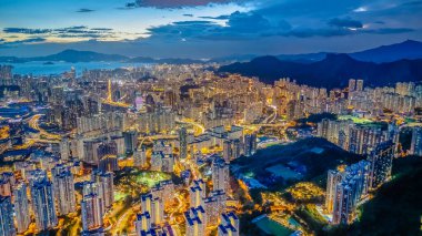 Alacakaranlık 'taki Kowloon Şehir Manzarası Panoraması