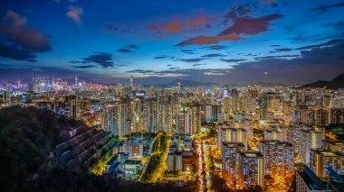 Alacakaranlık 'taki Kowloon Şehir Manzarası Panoraması