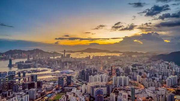 Gün batımında Kowloon Şehir Manzarası Panoraması