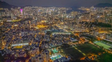 Doğu Kowloon üzerindeki Hong Kong gökdelenleri.