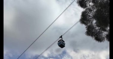 Hong Kong - 1 Ekim 2024 Ngong Ping Kablo Arabaları 'ndaki Tung Chung İstasyonu' ndan heyecanlı bir yolculuk.