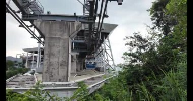 Hong Kong - 1 Ekim 2024 Ngong Ping Kablo Arabaları 'ndaki Tung Chung İstasyonu' ndan heyecanlı bir yolculuk.