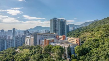 Kalabalık bir şehir ortamında okullu şehir manzarası