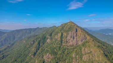 Gün batımında bir dağ vadisi. Hong Kong 'daki doğal manzara.