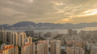 Hong Kong 'un Kwun Tong bölgesinde hayat dolu bir şehir hayatı.
