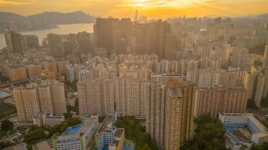 Hong Kong 'un Kwun Tong bölgesinde hayat dolu bir şehir hayatı.