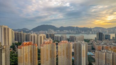 Hong Kong 'un Kwun Tong bölgesinde hayat dolu bir şehir hayatı.