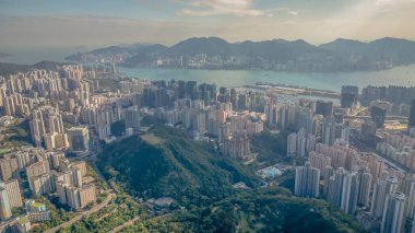 Hong Kong 'un Kwun Tong bölgesinde hayat dolu bir şehir hayatı.