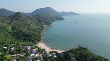 Hong Kong 'daki Hung Shing Yeh Sahili' nde dinleniyor. 12 Ekim 2024