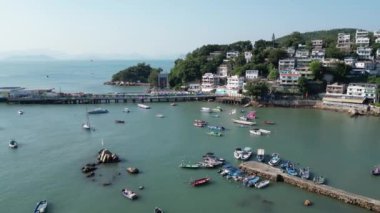 Hong Kong - 12 Ekim 2024: Lamma Adası 'nda Yung Shue Wan' ı Keşfetmek