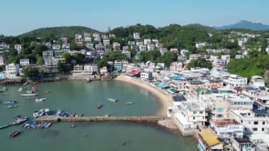 Hong Kong - 12 Ekim 2024: Lamma Adası 'nda Yung Shue Wan' ı Keşfetmek