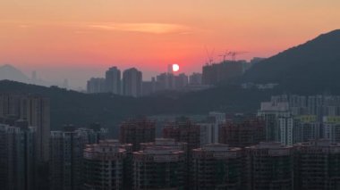 Hong Kong 'da günbatımı: 20 Ekim 2024' te, Hong Kong 'da, Skyline şehrinin çarpıcı görüntüsü