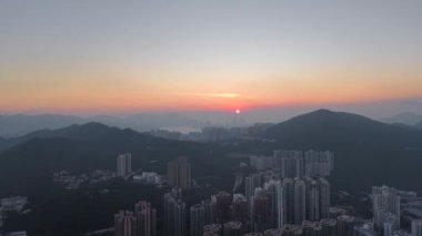 Hong Kong 'da günbatımı: 20 Ekim 2024' te, Hong Kong 'da, Skyline şehrinin çarpıcı görüntüsü