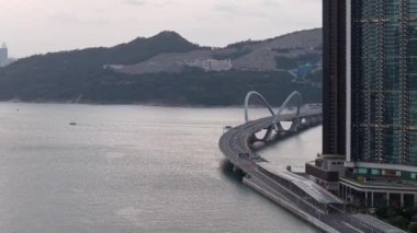 Cross Bay Köprüsü: 20 Ekim 2024 'te Tseung Kwan O, Hong Kong' da Modern Şehir Simgesi