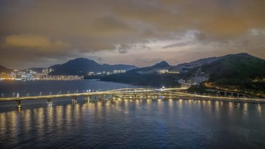 20 Ekim 2024 Cross Bay Köprüsü, Tseung Kwan O 'nun modern simgesi.