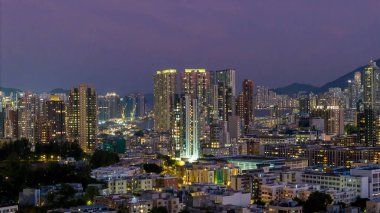 Kowloon, Hong Kong 'da modern aydınlık binalar 23 Ekim 2024