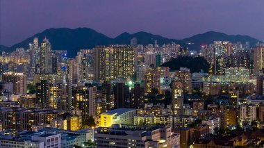 Kowloon, Hong Kong 'da modern aydınlık binalar 23 Ekim 2024