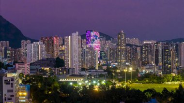 Kowloon, Hong Kong 'da modern aydınlık binalar 23 Ekim 2024