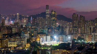 Kowloon, Hong Kong 'da modern aydınlık binalar 23 Ekim 2024
