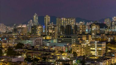 Kowloon, Hong Kong 'da modern aydınlık binalar 23 Ekim 2024