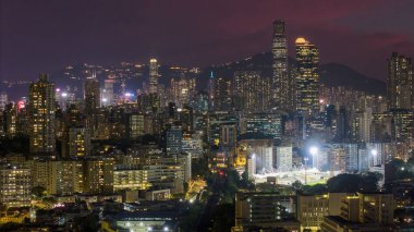 Kowloon, Hong Kong 'da modern aydınlık binalar 23 Ekim 2024
