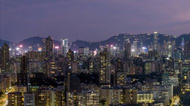 Kowloon, Hong Kong 'da modern aydınlık binalar 23 Ekim 2024