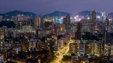 Kowloon, Hong Kong 'da modern aydınlık binalar 23 Ekim 2024