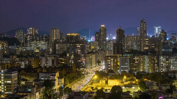 23 Ekim 2024 'te Hong Kong' da gece vakti Waterloo Yolu 'nda çekilmiş..