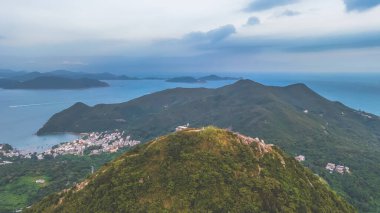 Hong Kong Sai Kung Yarımadası 'nda çarpıcı bir zirve. Yüksek Çöp Zirvesi