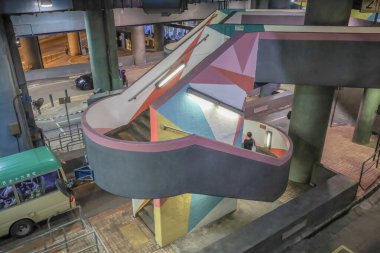 Kwun Tong bölgesi, 5 Ekim 2024, Hong Kong Lam Tin toplu taşıma kavşağı.