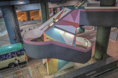 Kwun Tong bölgesi, 5 Ekim 2024, Hong Kong Lam Tin toplu taşıma kavşağı.