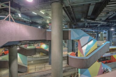 Kwun Tong bölgesi, 5 Ekim 2024, Hong Kong Lam Tin toplu taşıma kavşağı.