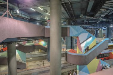 Kwun Tong bölgesi, 5 Ekim 2024, Hong Kong Lam Tin toplu taşıma kavşağı.