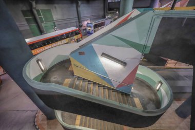 Kwun Tong bölgesi, 5 Ekim 2024, Hong Kong Lam Tin toplu taşıma kavşağı.