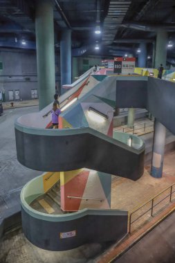 Kwun Tong bölgesi, 5 Ekim 2024, Hong Kong Lam Tin toplu taşıma kavşağı.
