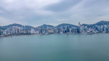 Victoria Limanı İkonik Sahne Rıhtımı ve 2 Kasım 2024, Hong Kong Skyline