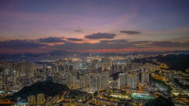 Kowloon Batı Gecesi Şehir Manzarası ve Canlı Şehir Hayatı