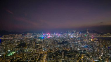 Bir Orta Kowloon Gece Şehir Manzarası ve Hong Kong 'da Canlı Şehir Hayatı