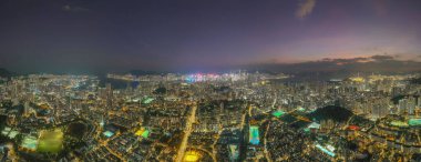 Bir Orta Kowloon Gece Şehir Manzarası ve Hong Kong 'da Canlı Şehir Hayatı