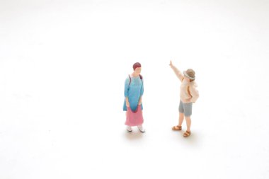 Tartışan bireyleri resmeden küçük heykelcikler.