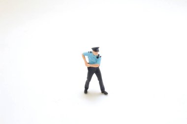 Minyatür bir polis figürü, üniformalı bir polis memuru.