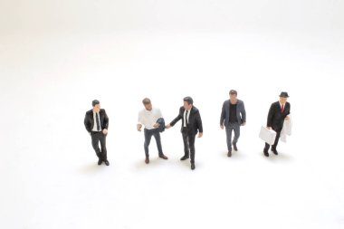 Toplantı molası vermiş iş adamlarının silueti