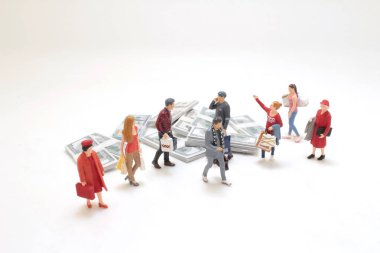 Nakit parayla bir grup alışveriş figürü.